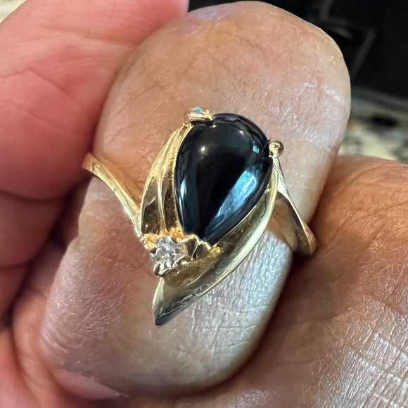 Gold-tone onyx ring, size 7.5 - Picture 1 of 7